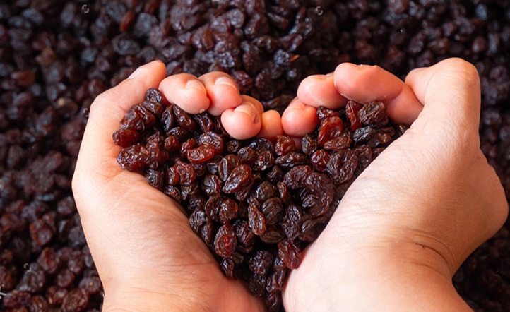 What are the characteristics of premium exported raisins?