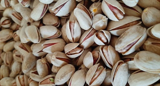 What is the salient feature of Akbari Kerman pistachio?