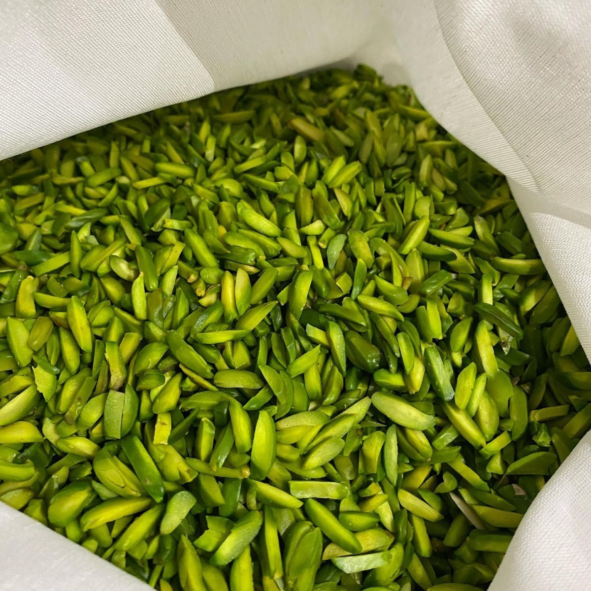 Export of cheap green pistachio slices to Russia
