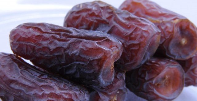 What are the factors affecting the price of Piarom dates?